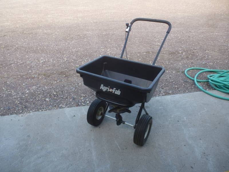 lot 19 image: Agri Fab Lawn Spreader