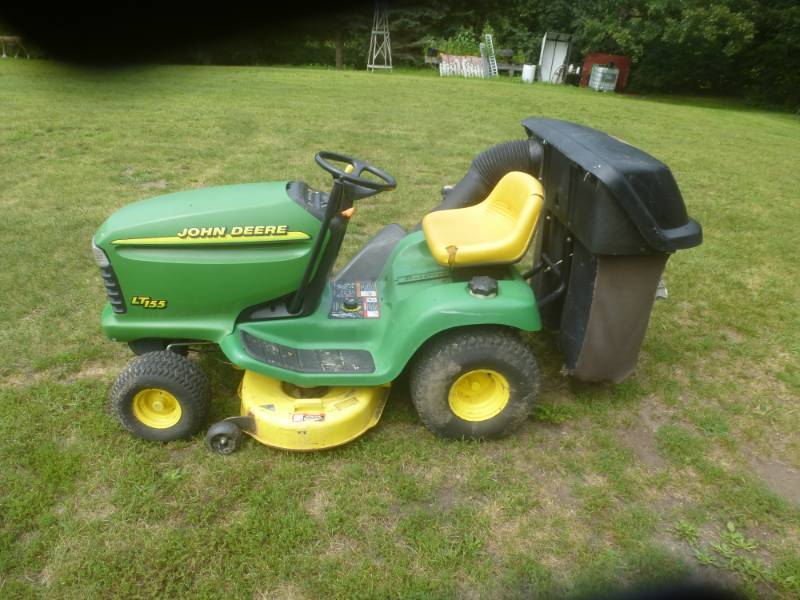 lot 9 image: John Deere LT 155