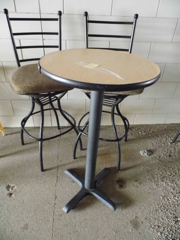 High Top Table w. 2 Stools