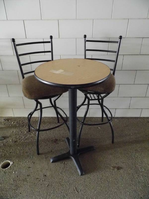 High Top Table w. 2 Stools