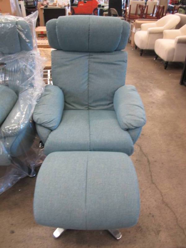 lot 5 image: Handy Living Reclining Chair with Matching FootrestOttoman - NEW