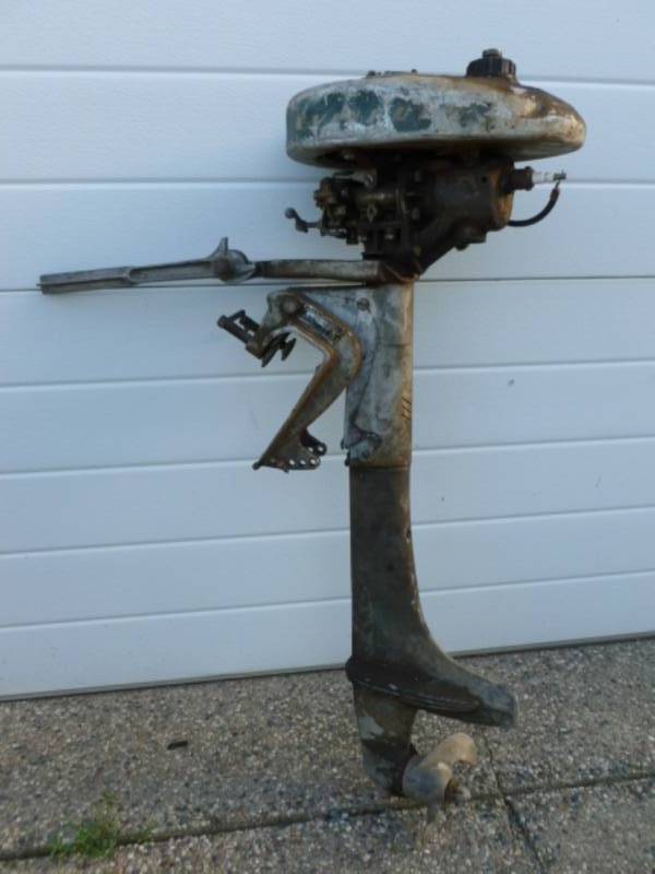 lot 3 image: Vintage Boat Motor