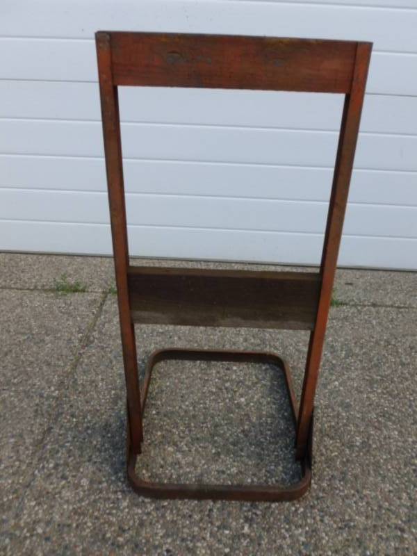 lot 7 image: Vintage Boat Motor Stand
