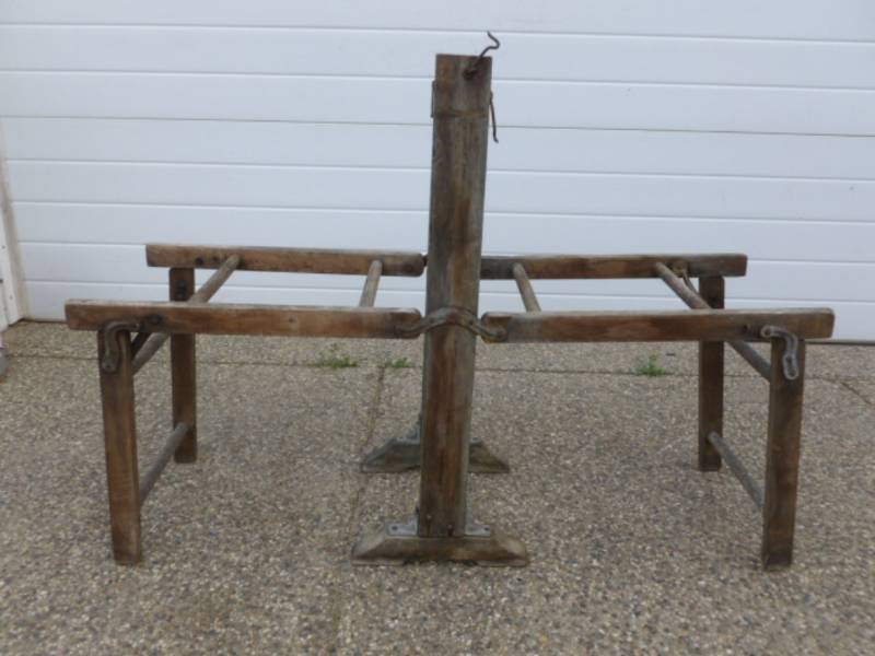 lot 10 image: Antique Washtub Stand