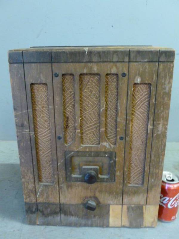 lot 14 image: Vintage Tube Radio