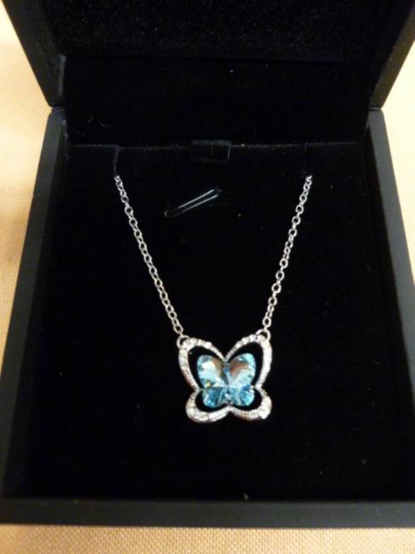 lot 31 image: Jewelry