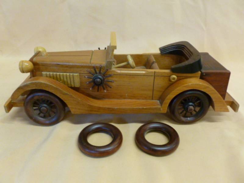 lot 36 image: Custom Made Wooden Mantle Car