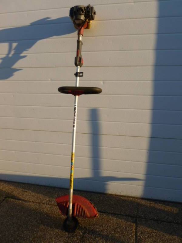 lot 83 image: Kawasaki Lawn Trimmer