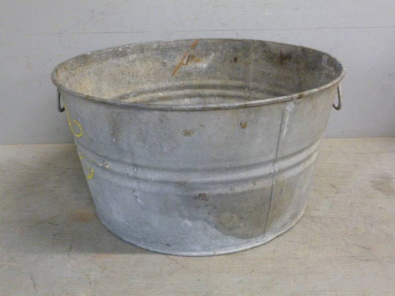 lot 90 image: Vintage Galvanized Steel Tub