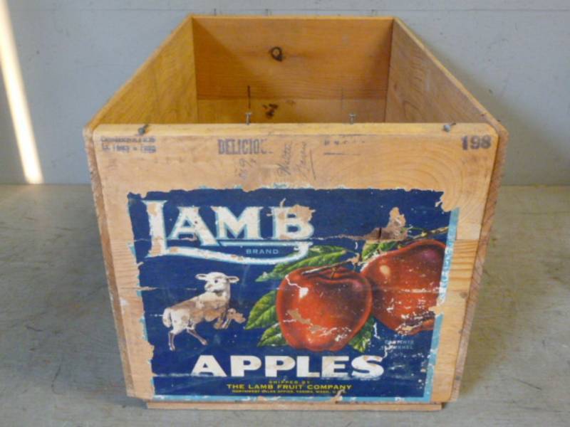 lot 93 image: Vintage Wooden Box