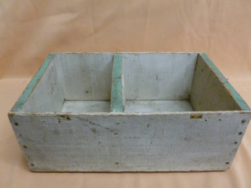 lot 114 image: Vintage Wooden Box