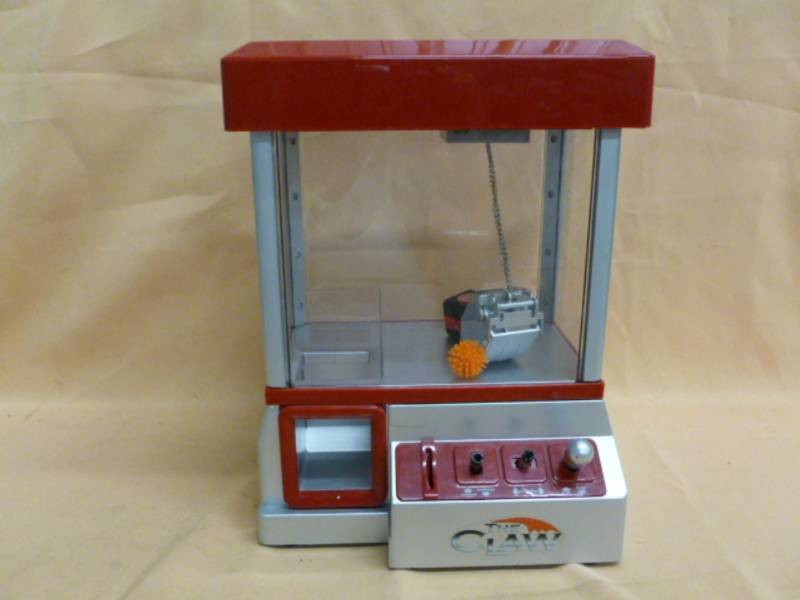 lot 117 image: Claw Game
