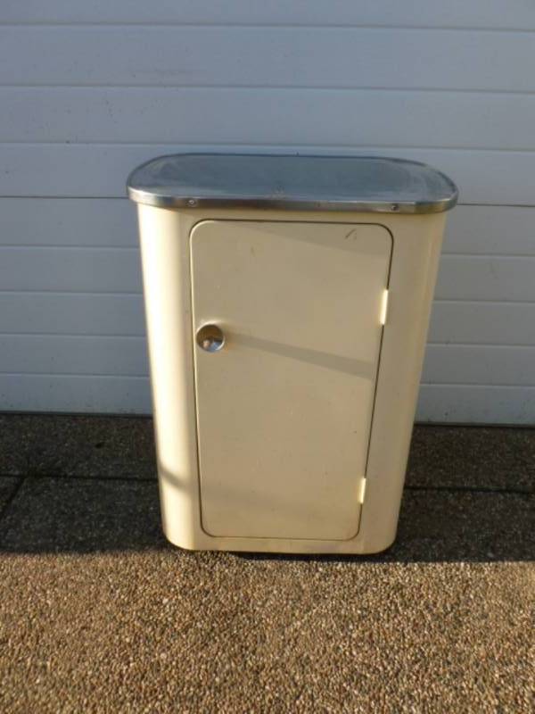 lot 125 image: Vintage Kitchen