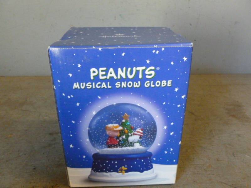 lot 146 image: Peanuts Collectible