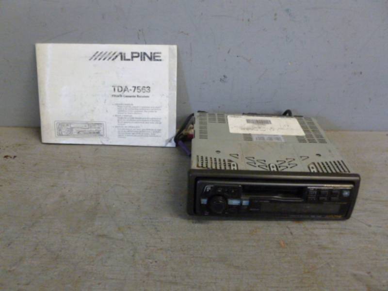 lot 147 image: Alpine Car Radio