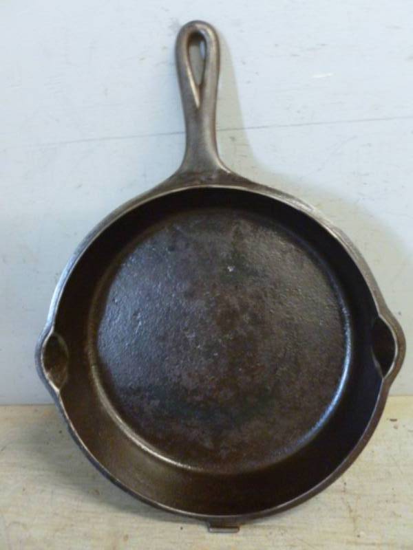 lot 178 image: Vintage Griswold Cast Iron Pan