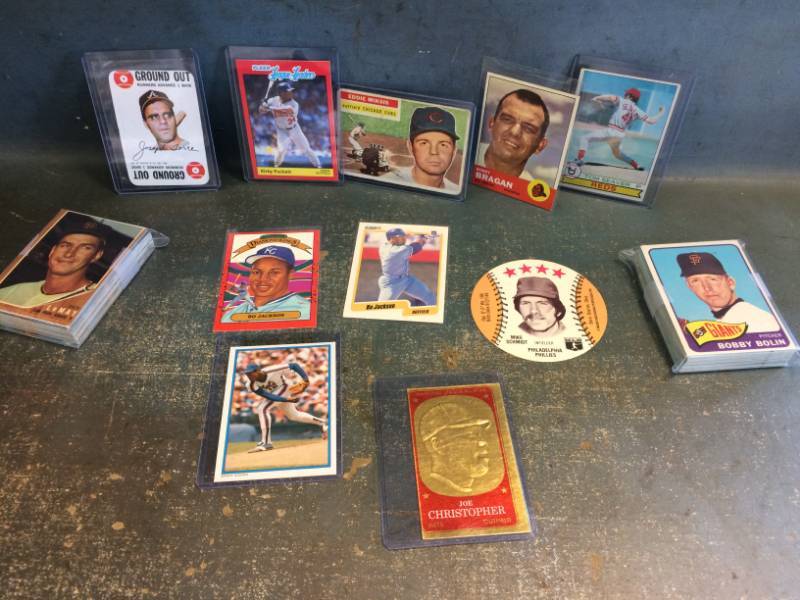 lot 15 image: Vintage Baseball Cards with 1969 Torre