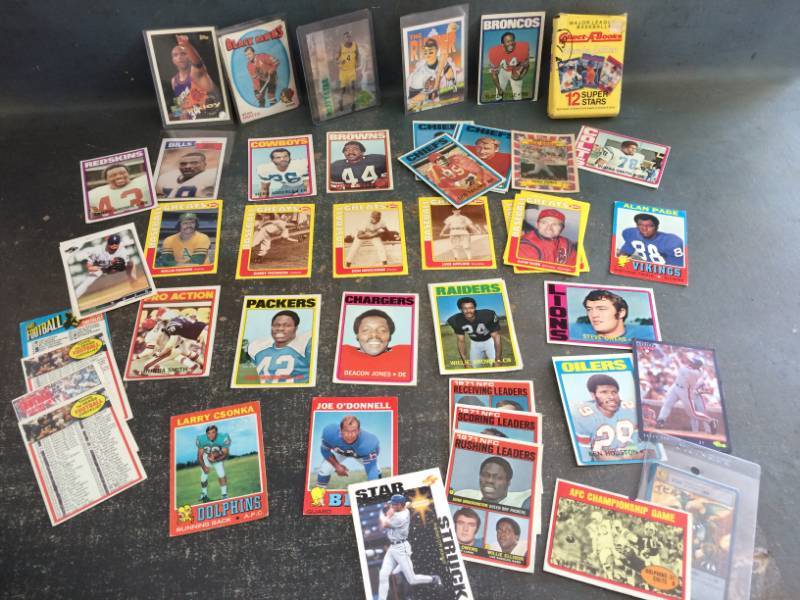 lot 40 image: Collection of Sports Cards