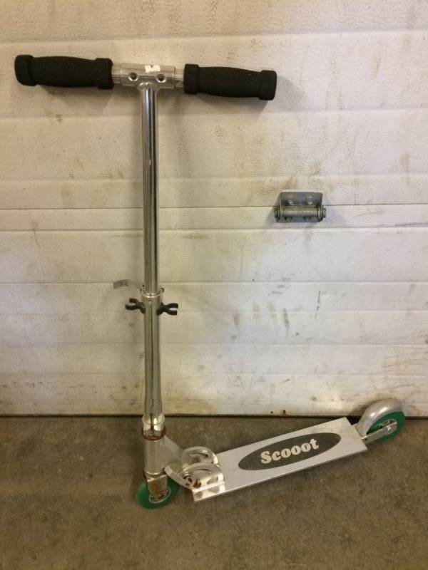 lot 33 image: Scooter