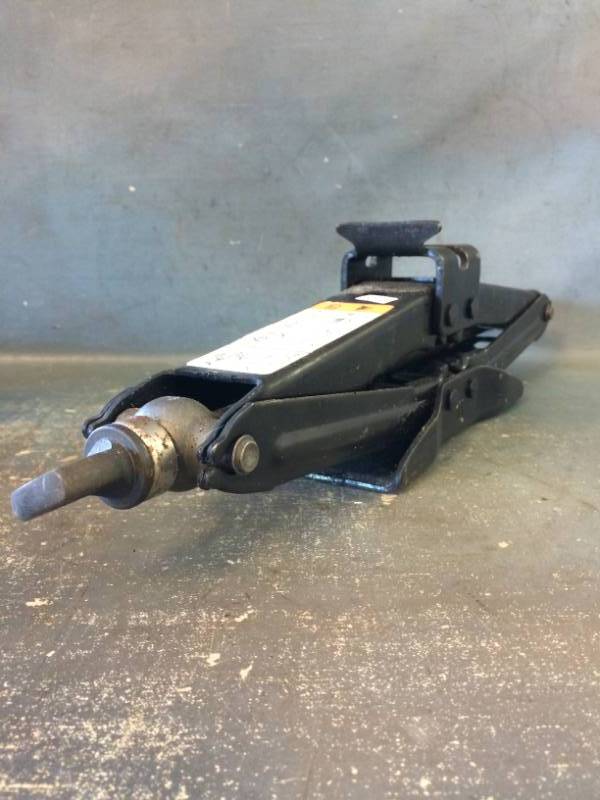 lot 52 image: Car Jack