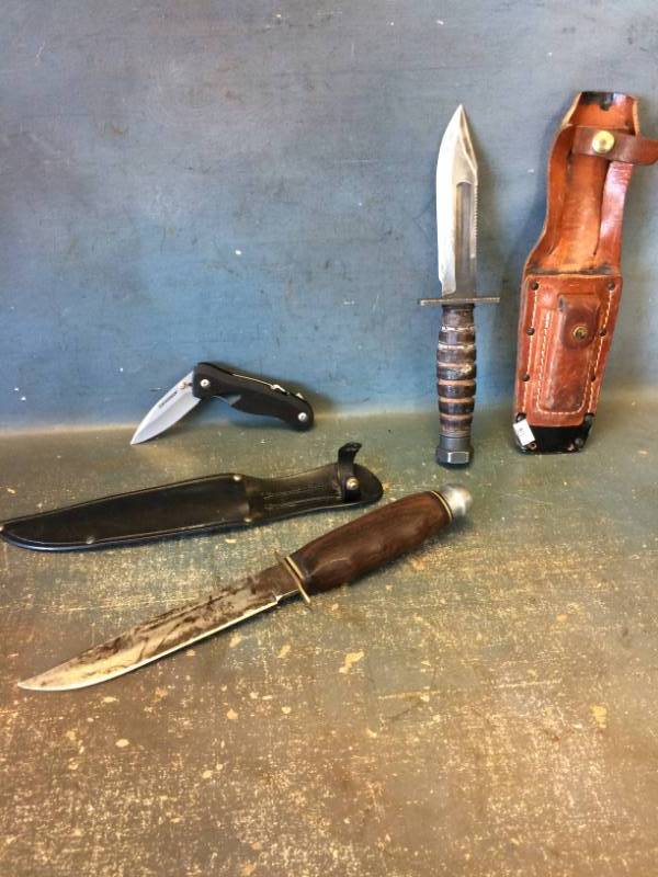 lot 70 image: 3 Knives