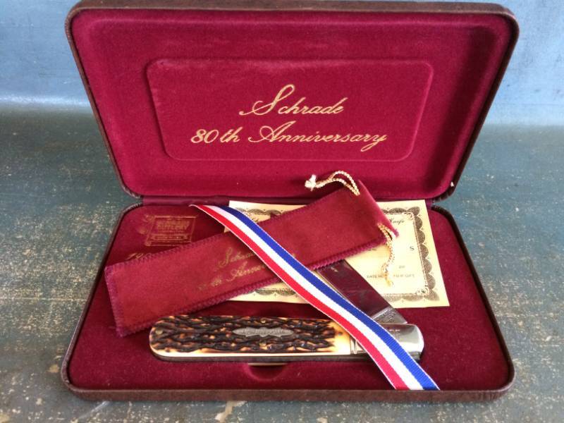 lot 114 image: Schrade 80th Anniversary Pocket Knife Gift Set