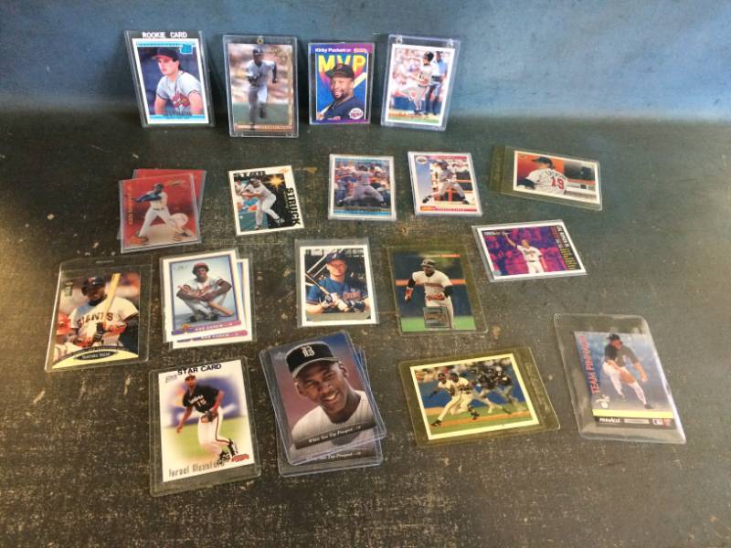 lot 115 image: Assorted Baseball Cards