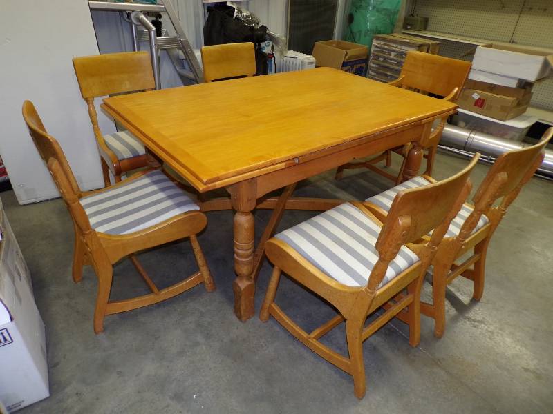lot 8 image: Dinning Room Table with 6 Chairs