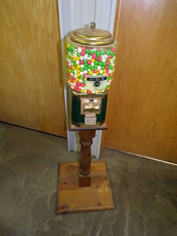 lot 16 image: Gumball Machine with Key and Stand, unused with Gumballs