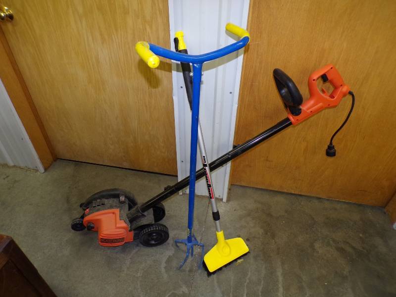 lot 18 image: Black N Decker 110v Edger, Garden Claw, and Car Wash Brush