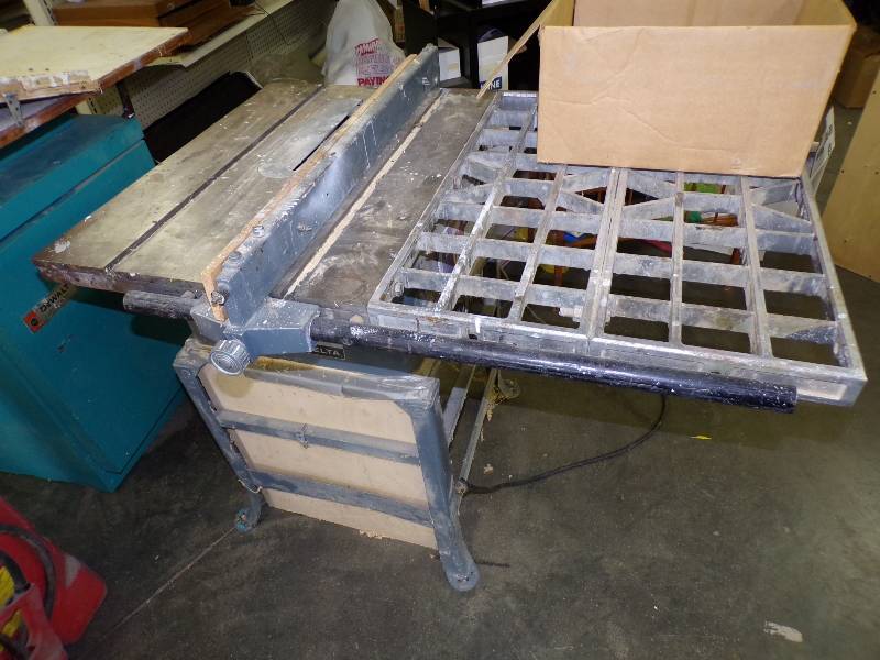 lot 22 image: Rockwell Delta Table Saw with blades
