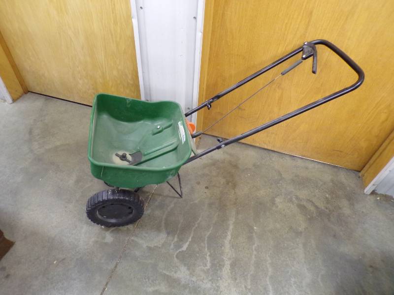 lot 24 image: Scotts Lawn Spreader