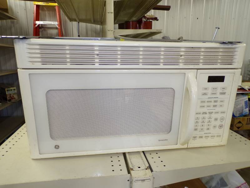 lot 29 image: Under Cabinet Microwave with bracket