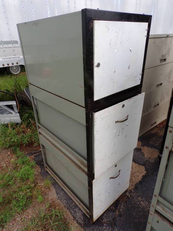 lot 91 image: Metal Storage Cabinets with 3 Compartments