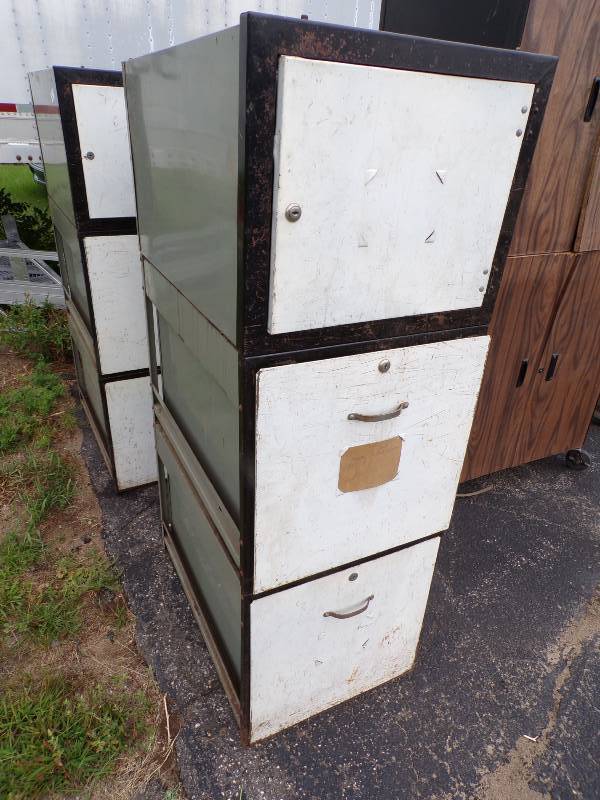 lot 92 image: Metal Storage Cabinets with 3 Compartments