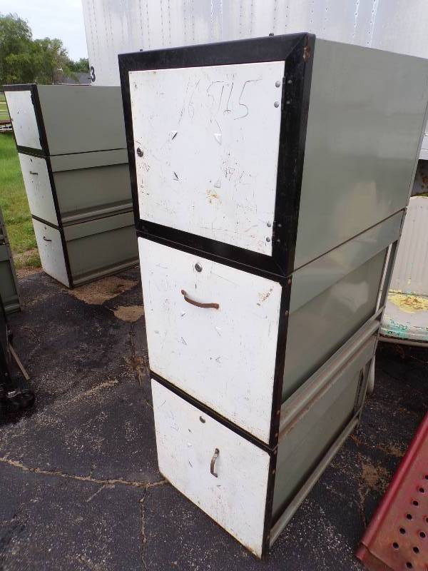 lot 95 image: Metal Storage Cabinets with 3 Compartments