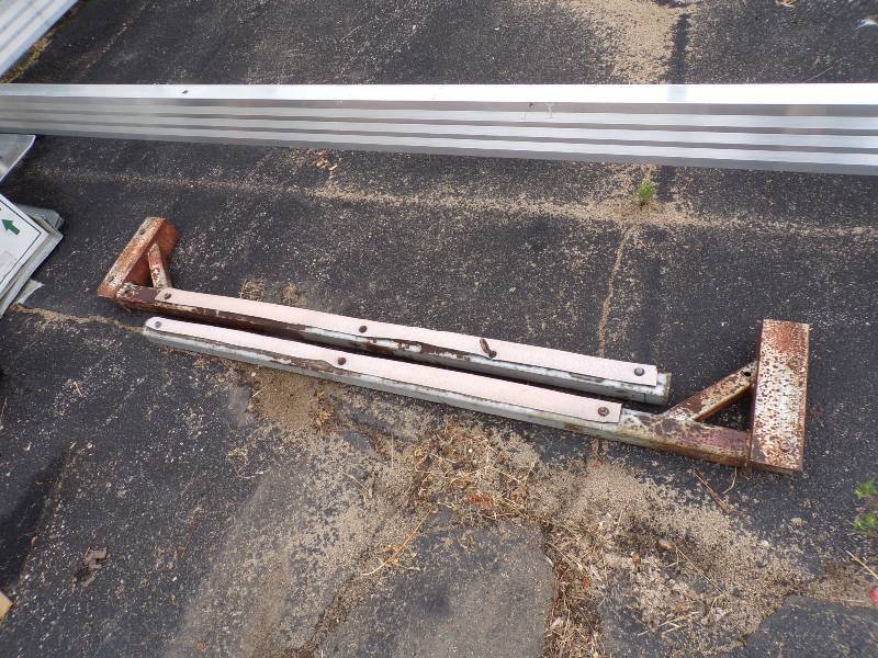 lot 98 image: Boat Lift Guideons
