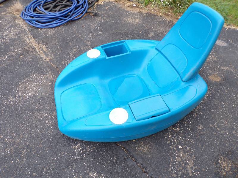 lot 102 image: Plastic Floating lounge Seat  Chair
