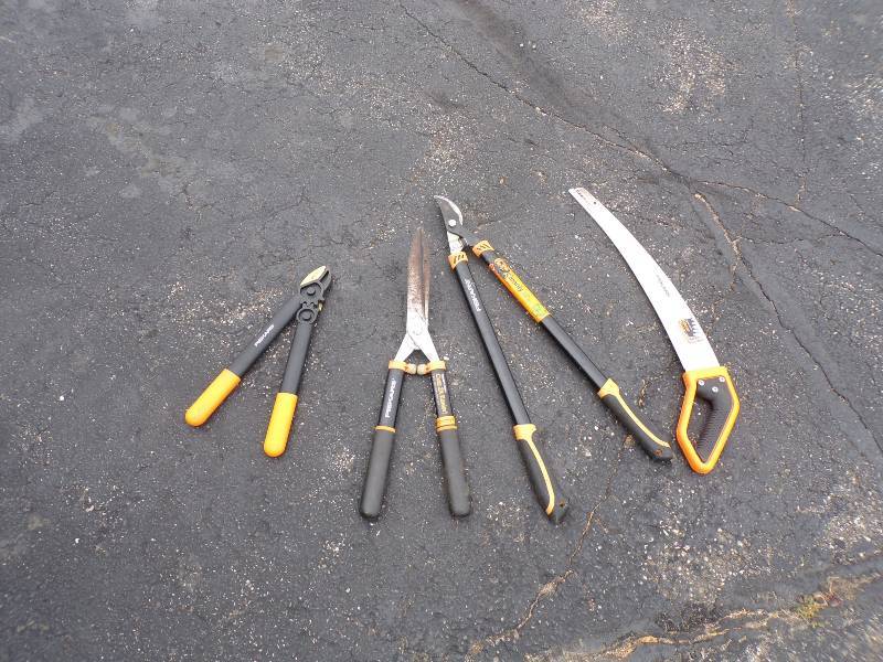 lot 75 image: Garden Trimming Tools