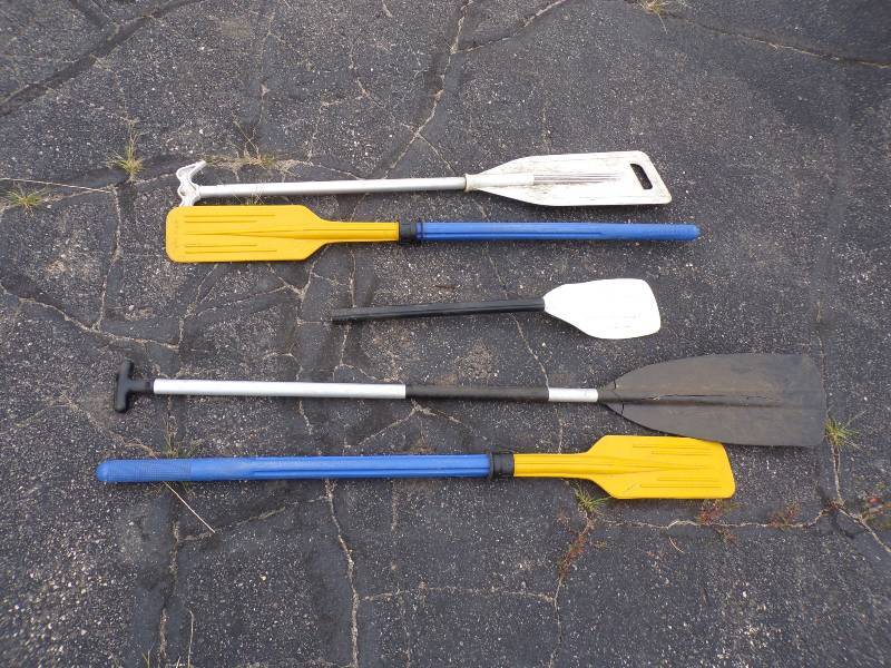 lot 87 image: Assorted Paddles
