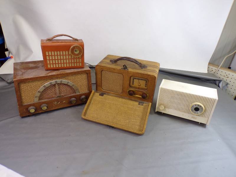 lot 104 image: 4 Vintage Radios