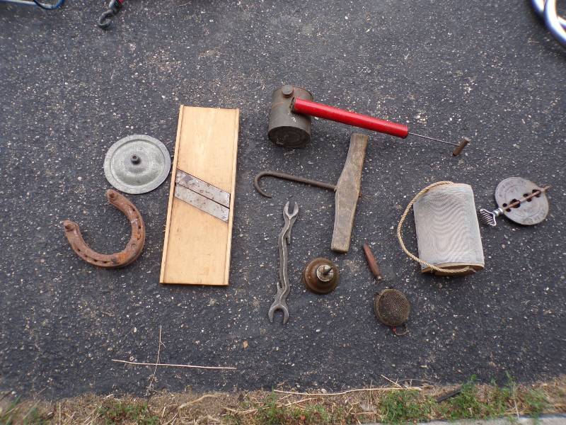 lot 105 image: Vintage Items