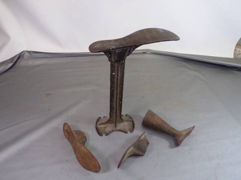 lot 107 image: Shoemakers Stand