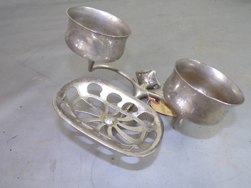 lot 108 image: Vintage Bathroom Soap Holder