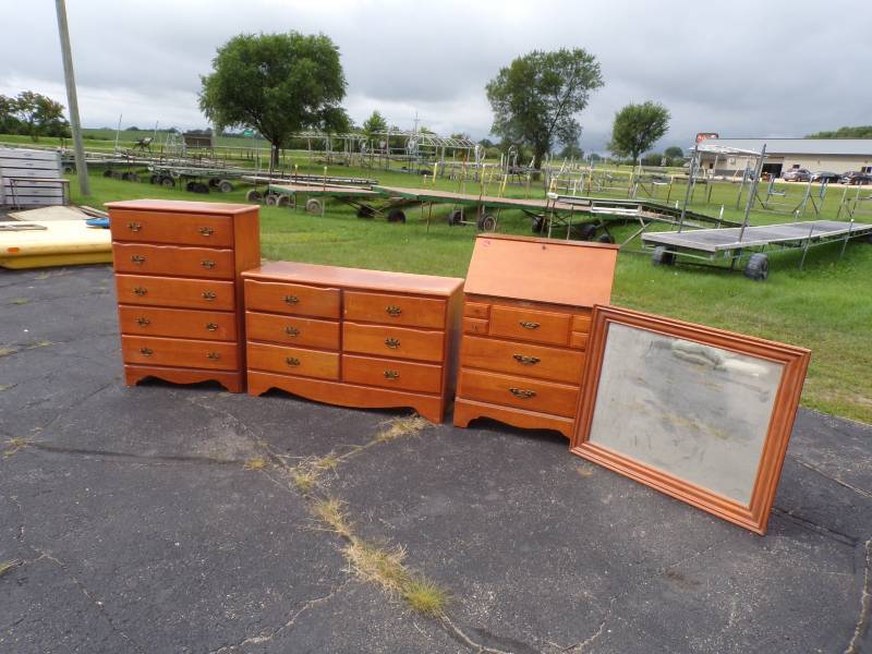 lot 123 image: Bedroom Set with Dressers, Desk and Mirror