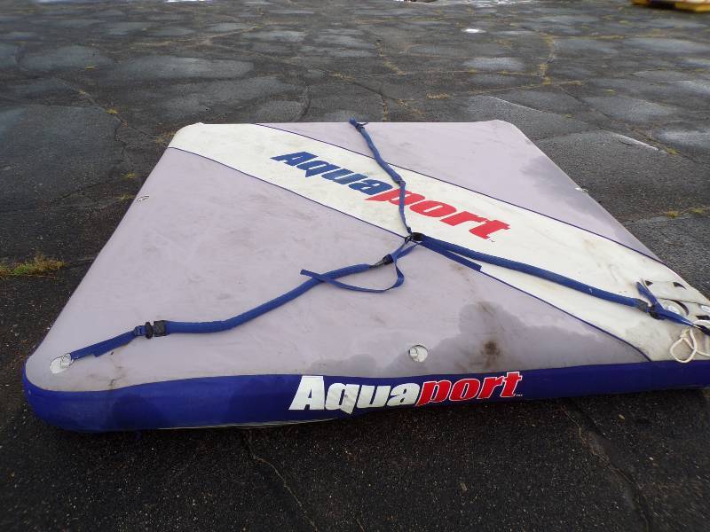 lot 128 image: 8 Inflatable Swim Raft