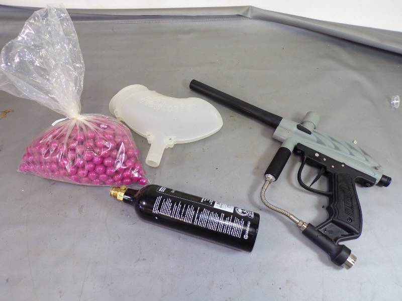 lot 138 image: Paint Ball Gun with Accessories