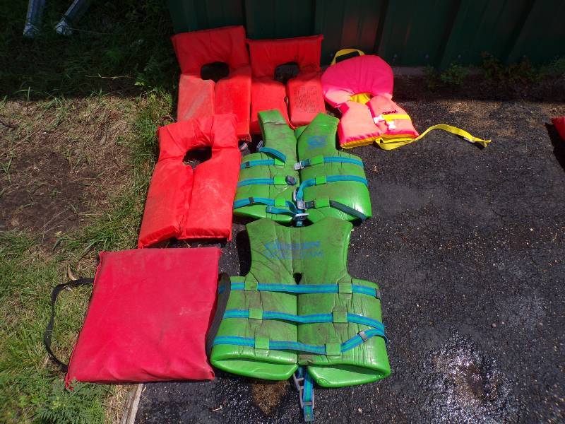lot 139 image: 6 Life Jackets and Boat Cushion