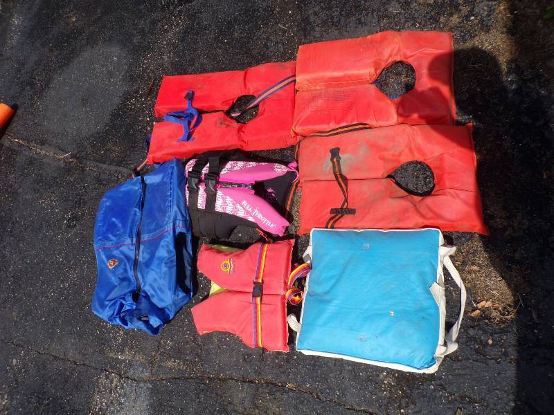 lot 140 image: 6 Life Jackets and Boat Cushion
