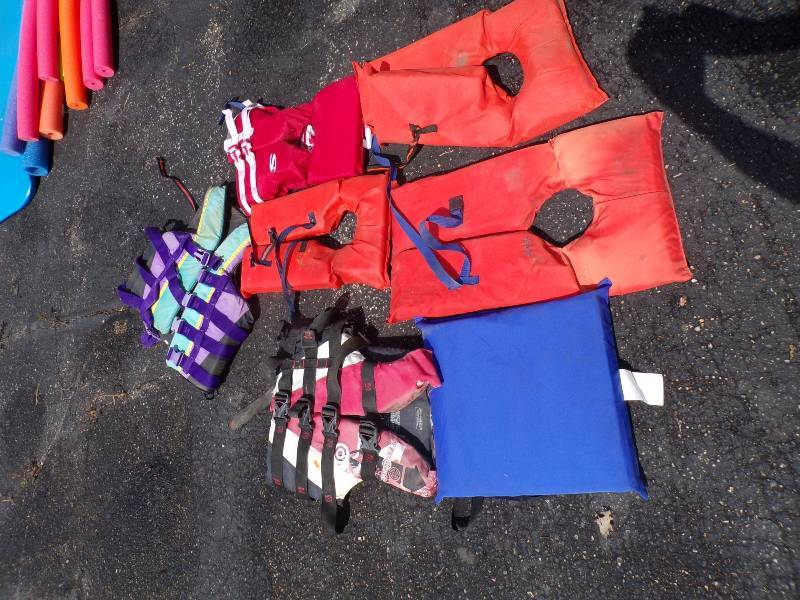 lot 141 image: 6 Life Jackets and Boat Cushion
